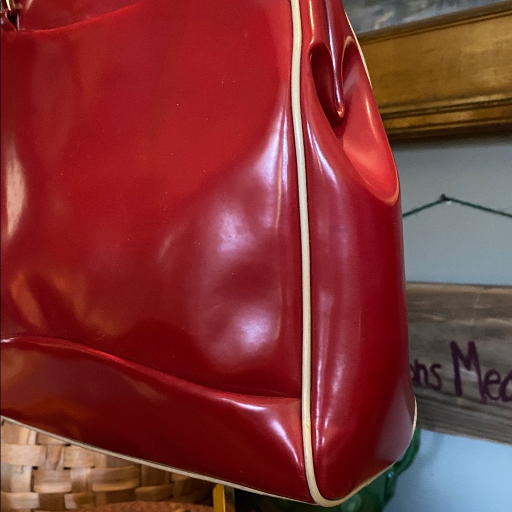 Vintage Liz Claiborne Red and Cream Piped Bowling Style Bag - Picture 3 of 16